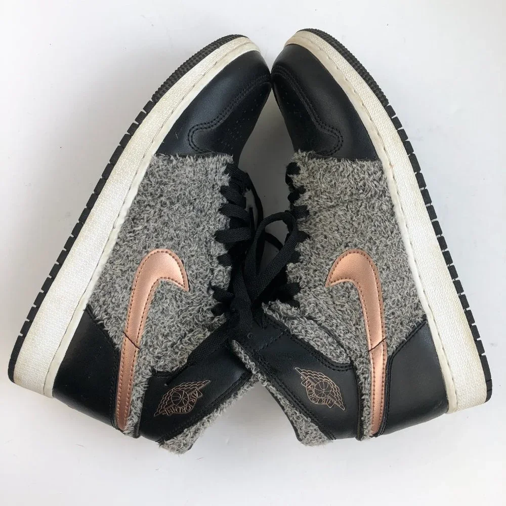 AIR JORDAN 1 RETRO HIGH TD FUR BLACK FUR GOLD Collectible Sneakers